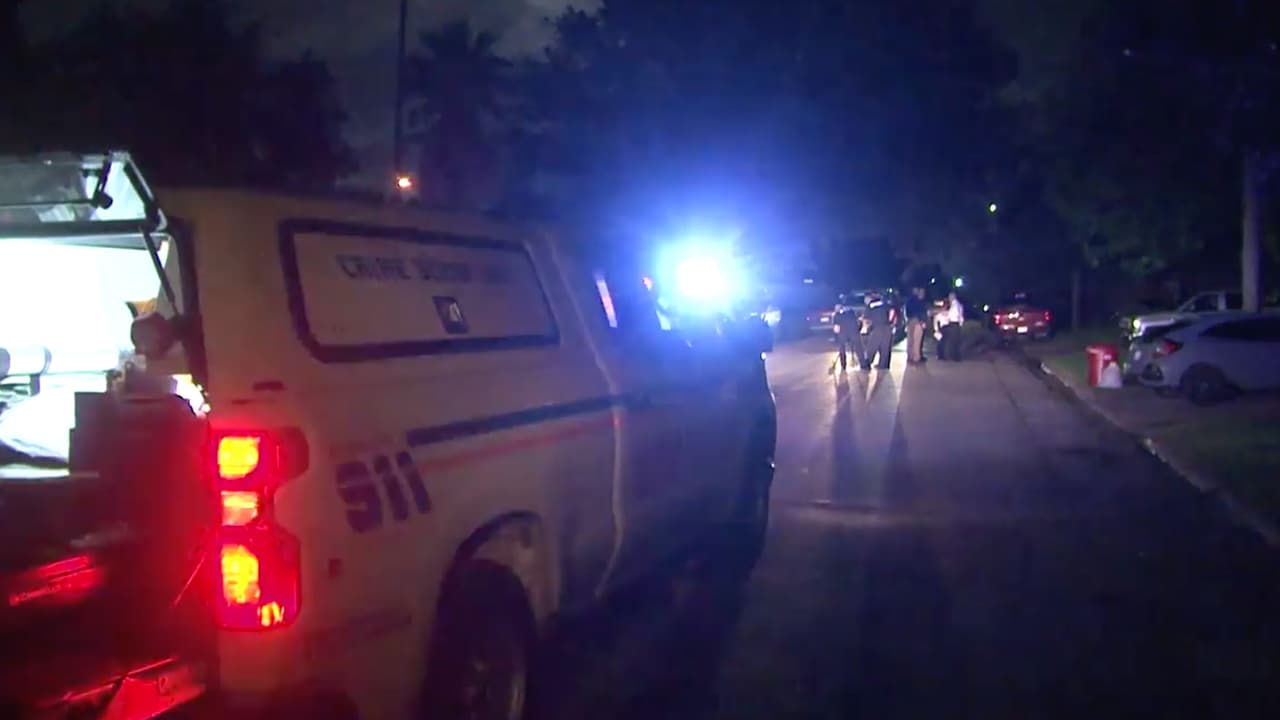 Al llegar la policía al lugar halló a un adolescente de entre 16 y 17 años muerto.