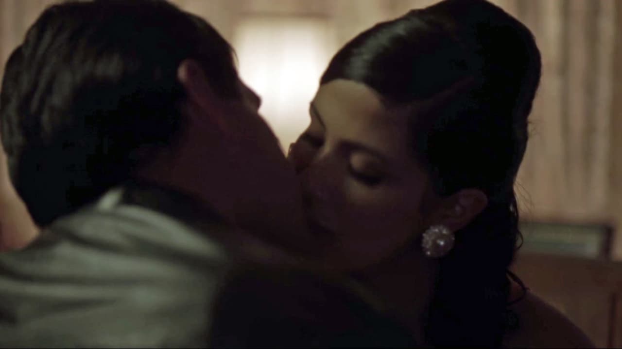 Joaquín stared at Elba and approached her carefully until he reached her lips with his. She kissed him back, delighted.