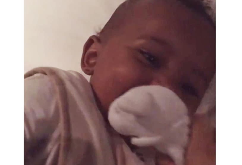 Pero su famosa mami nos demostró que su nene sí sabe sonreír y muy lindo.