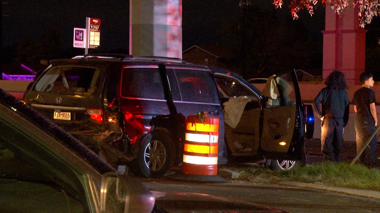 Según un sargento de la Policía, una mujer conducía una camioneta Honda SUV tomó la lateral tras salir de Waters Edge y fue impactada por un auto Mustang.