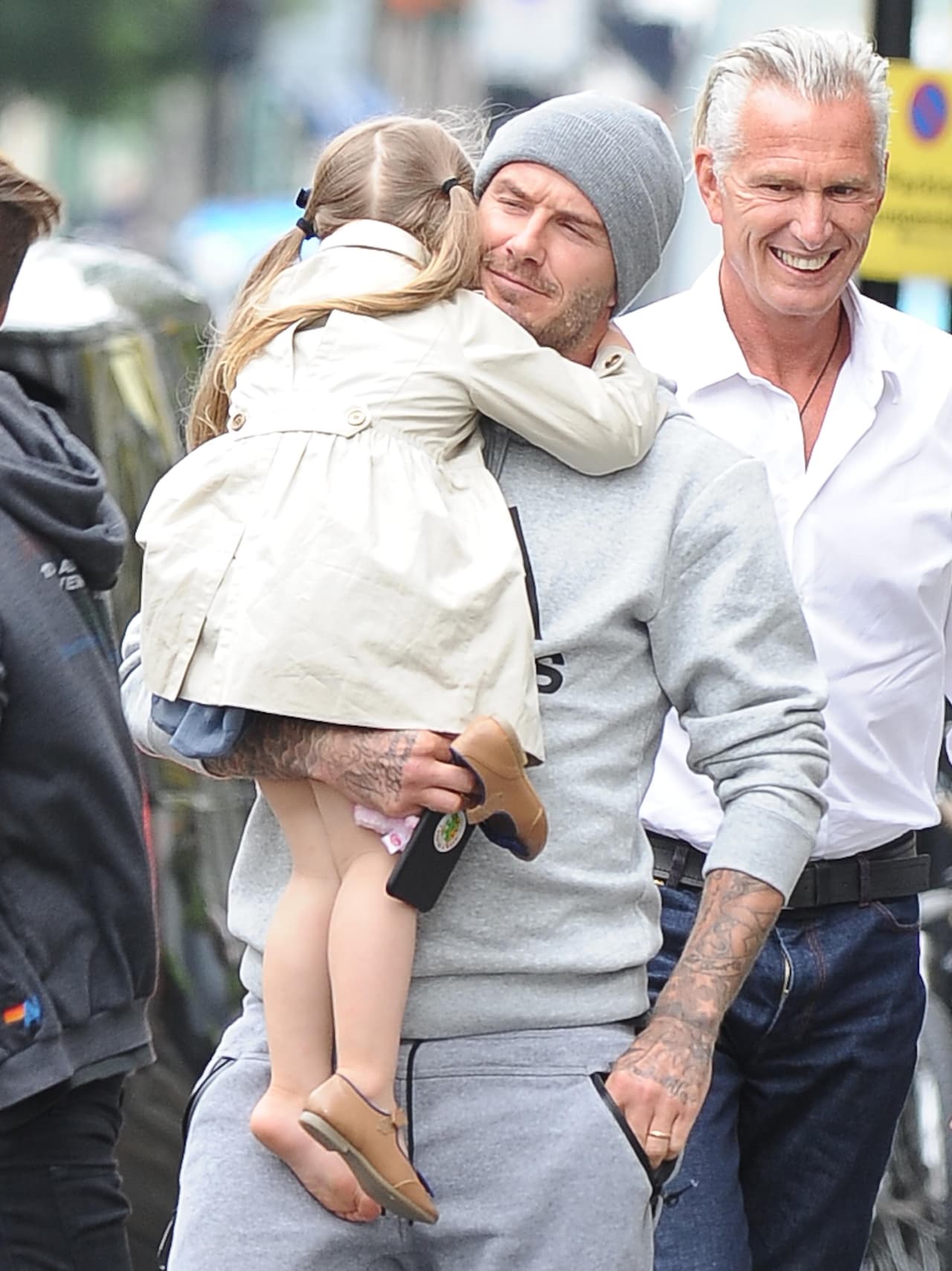 Todo un padre preocupado por su hija, Beckham seguía caminando mientras Harper descansaba un poco.