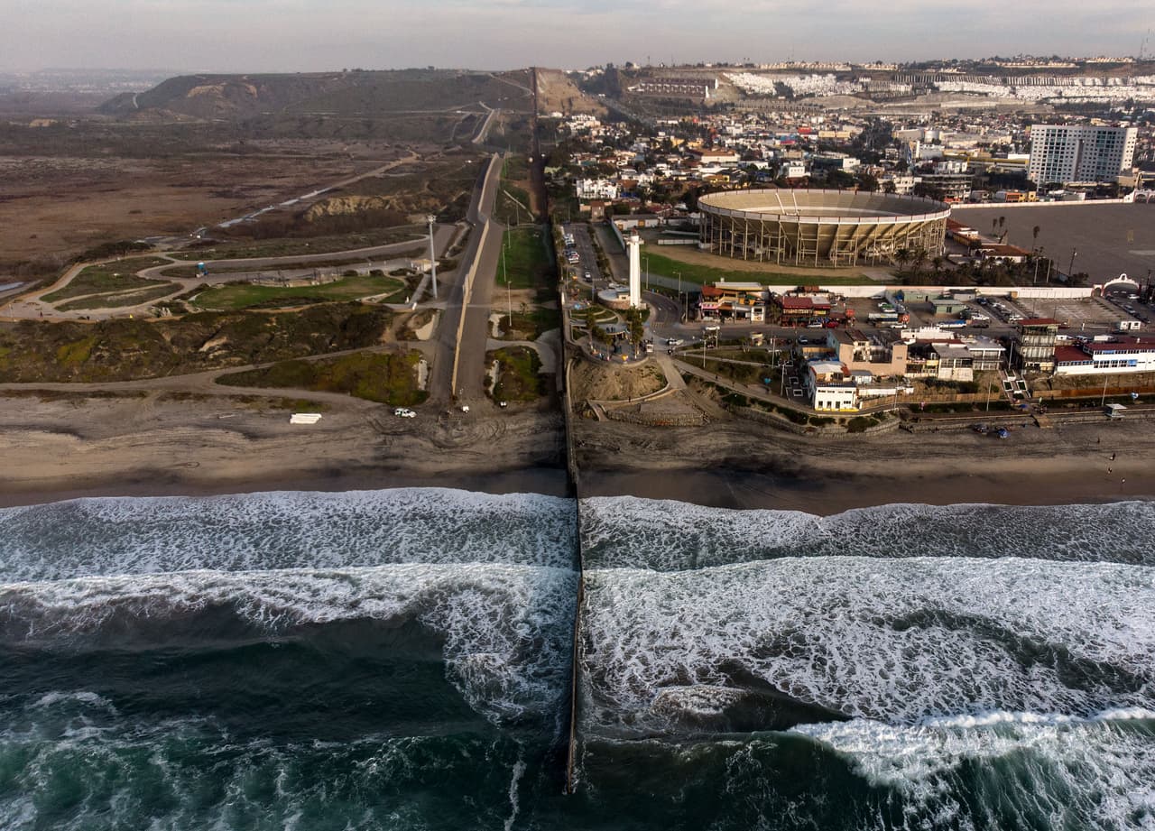 <b>El muro desde el cielo.</b> Una vista aérea de la valla fronteriza que separa a México de EEUU entre San Ysidro, California y Tijuana, Baja California. Esta barrera 
<a href="https://www.univision.com/noticias/inmigracion/en-estos-lugares-la-naturaleza-interrumpe-al-muro-fronterizo-fotos-fotos">solo cubre una fracción del límite entre los dos países</a> y la creación de un muro que abarque la totalidad es una de las promesas de Trump a sus electores. El presidente quiere utilizar fondos militares para completarlo pero esto 
<a href="https://www.univision.com/noticias/inmigracion/segundo-juez-bloquea-en-menos-de-24-horas-los-fondos-militares-para-el-muro-fronterizo-de-trump">ha sido bloqueado por jueces federales</a>.