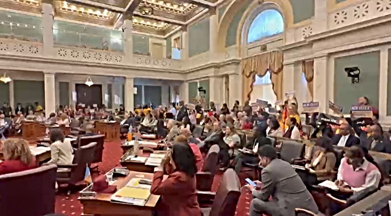 Concejo de Filadelfia aprueba ley “ICE Out”, qué implica la resolución