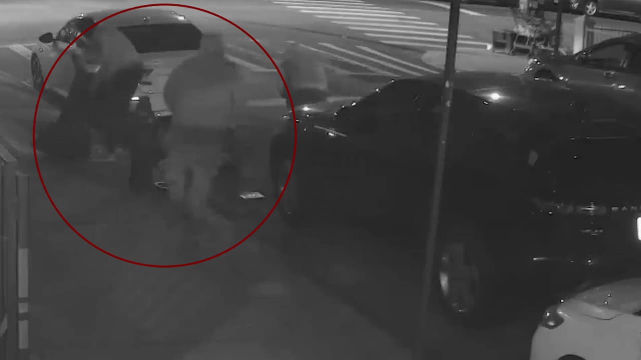 Paquetes de marihuana vuelan desde una azotea en Brooklyn y peatones los recogen