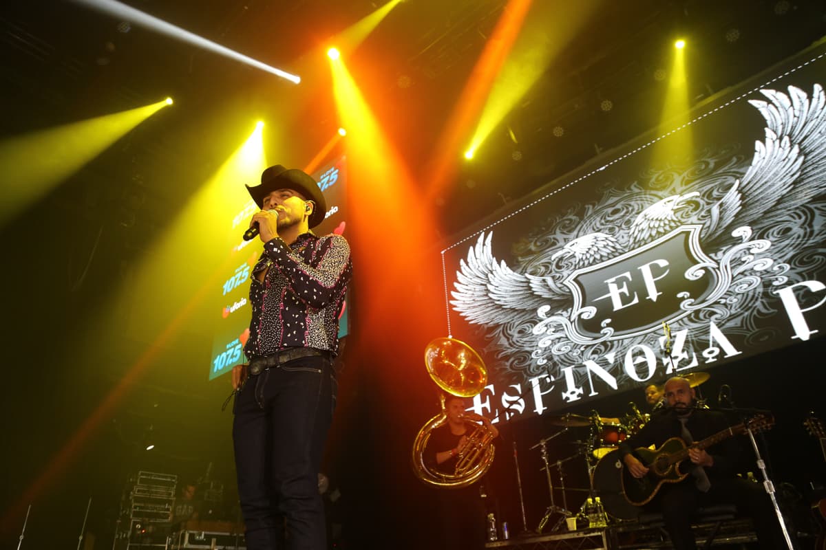 El cantante Espinoza Paz conquistó a sus fans con una increíble presentación en el concierto privado de KLOVE 107.5FM