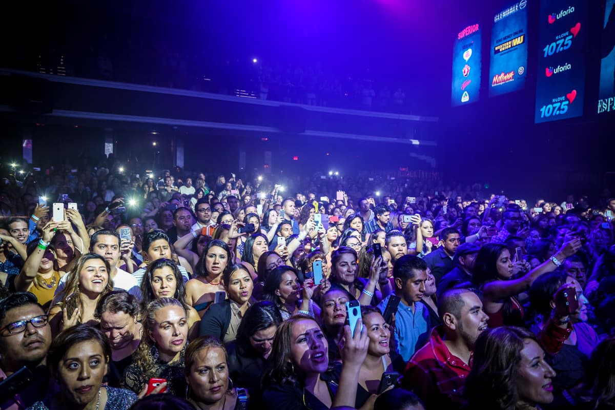 El cantante Espinoza Paz conquistó a sus fans con una increíble presentación en el concierto privado de KLOVE 107.5FM