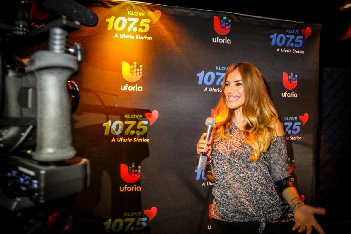 El cantante Espinoza Paz conquistó a sus fans con una increíble presentación en el concierto privado de KLOVE 107.5FM