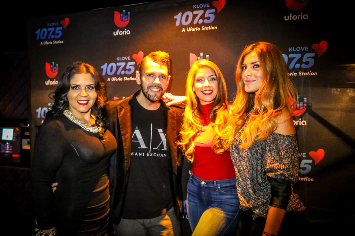 El cantante Espinoza Paz conquistó a sus fans con una increíble presentación en el concierto privado de KLOVE 107.5FM