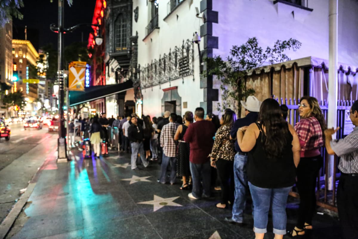 El cantante Espinoza Paz conquistó a sus fans con una increíble presentación en el concierto privado de KLOVE 107.5FM