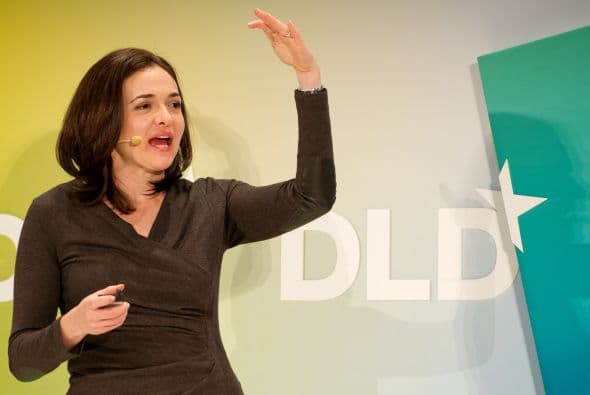 4. SHERYL SANDBERG. La directora de operaciones de Facebook aseguró a Forbes que diariamente abandona su trabajo a las cinco de la tarde para cenar con su familia.