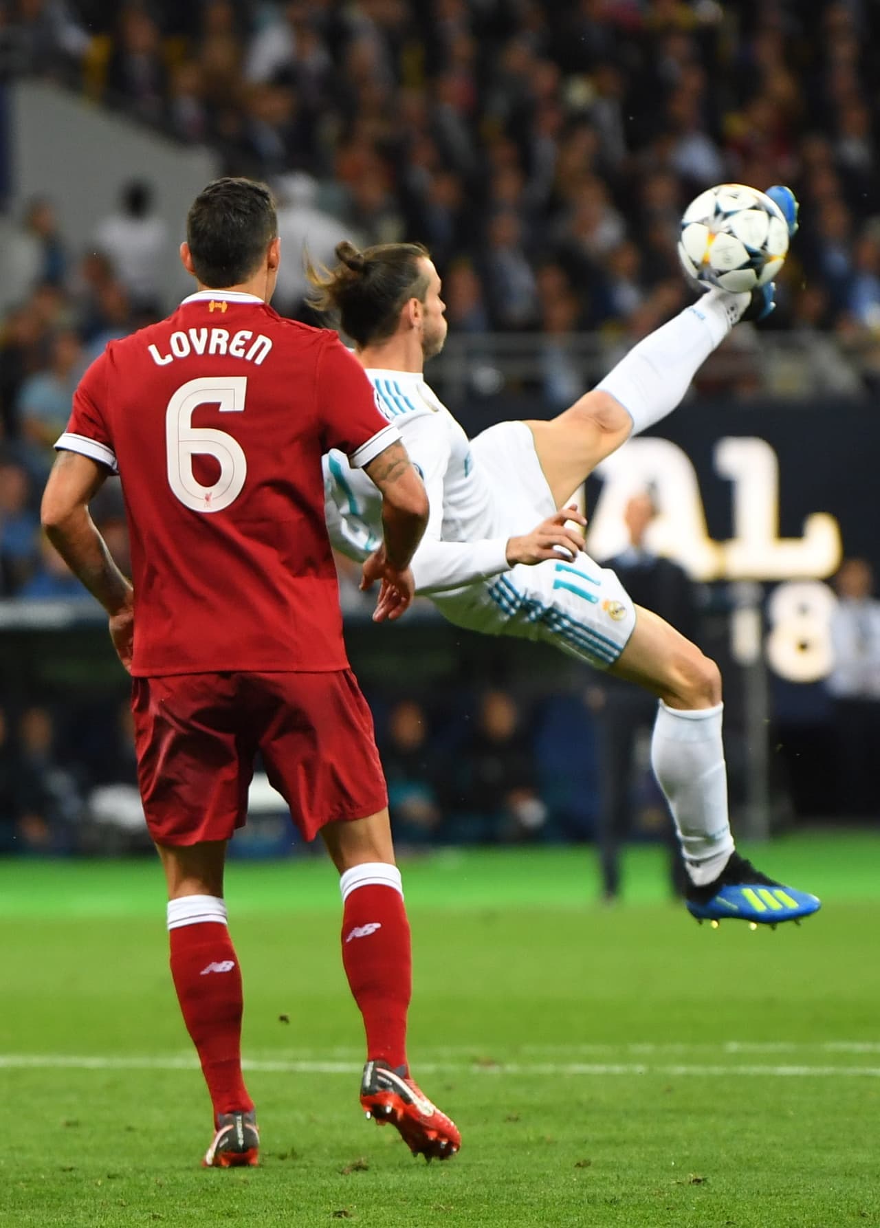 En el aire, Bale conectó la pelota ante la marca de Dejan Lovren y Virgil van Dijk.