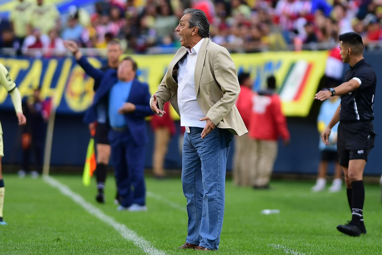 El entrenador de las Chivas, Tomás Boy, da instrucciones a sus jugadores desde el área técnica.