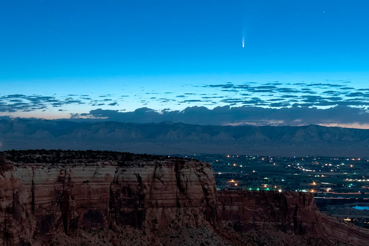 El cometa visto desde el monumento nacional Grand Junction, en Colorado. Neowise será visible en todo el mundo hasta mediados de agosto, cuando se dirigirá a otra zona del sistema solar. 
<br>