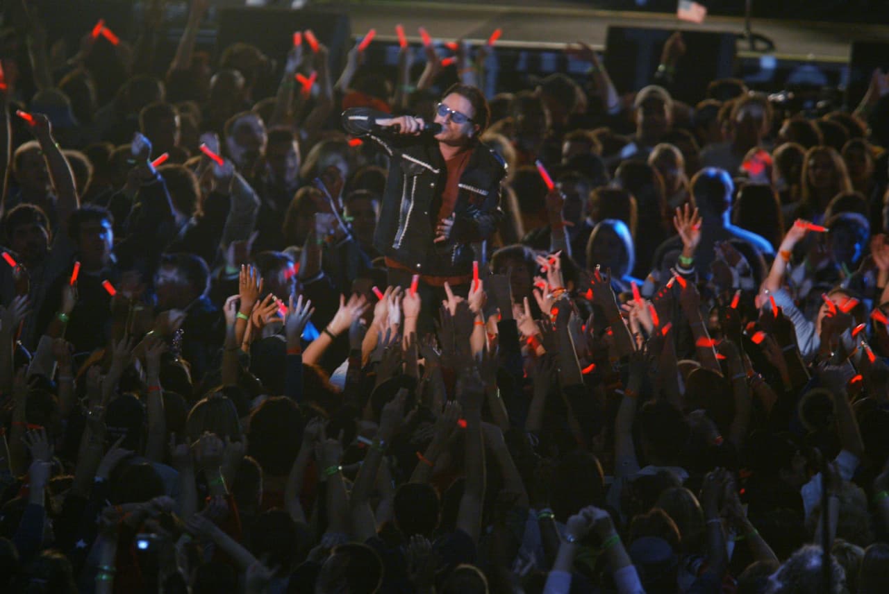 U2: Super Bowl XXXVI, Patriots vs. Rams