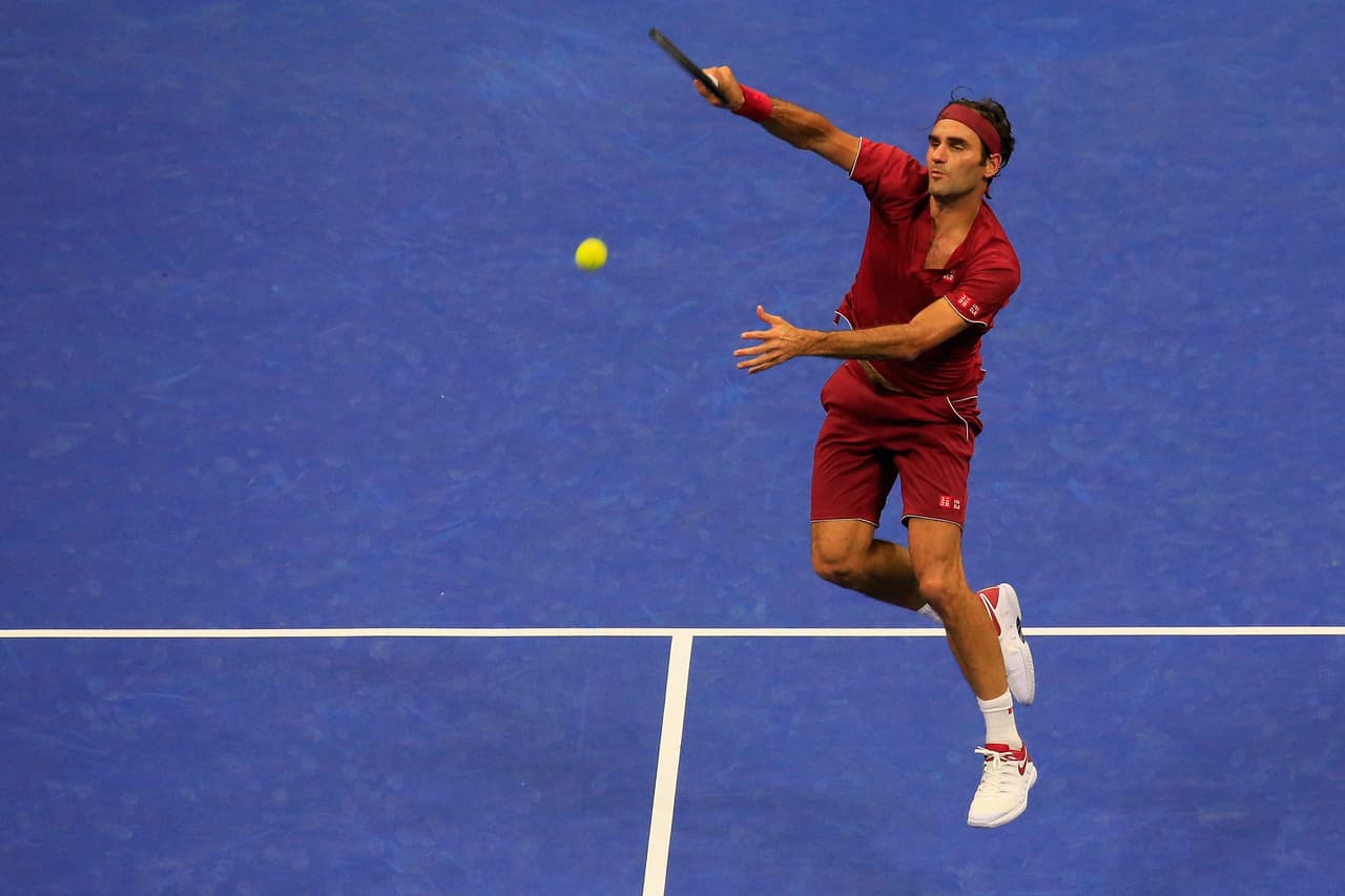 En los varones. Roger Federer salió en una noche de gatos negros. El suizo, segundo preclasificado ganó el primer set a su rival, el número 55 de la clasificación mundial, el australiano John Millman.