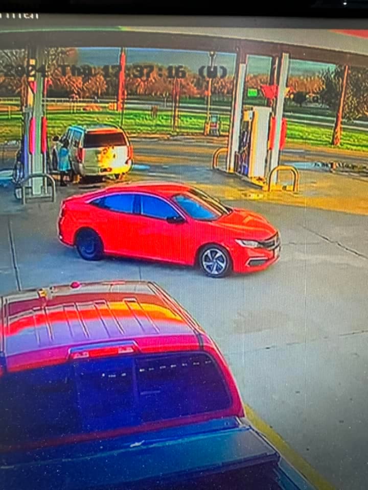 Después el delincuente paga con billetes falsos de 100 dólares.