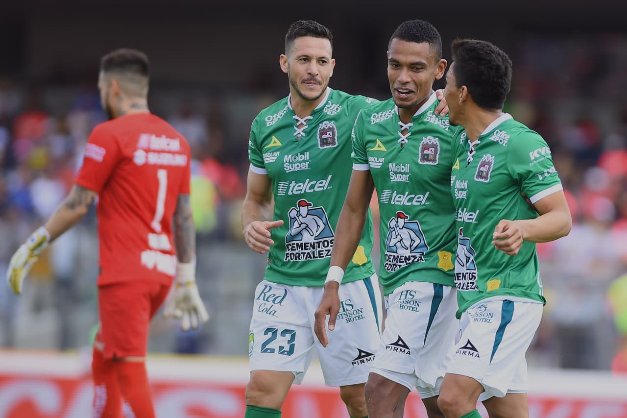 Pumas 1-2 León. Con goles de Macías y Tesillo, para La Fiera; por los locales descontó Carlos González.