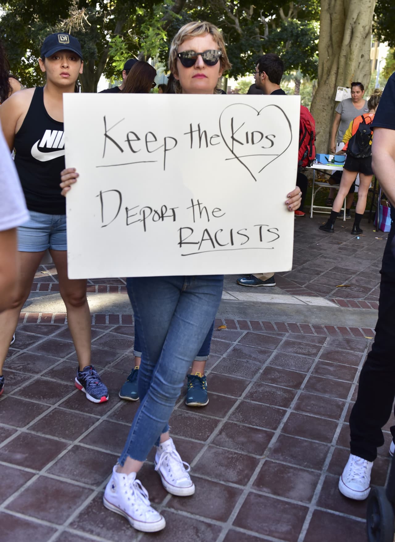 "Que los niños se queden. Deportemos a los racistas", señala este cartel.