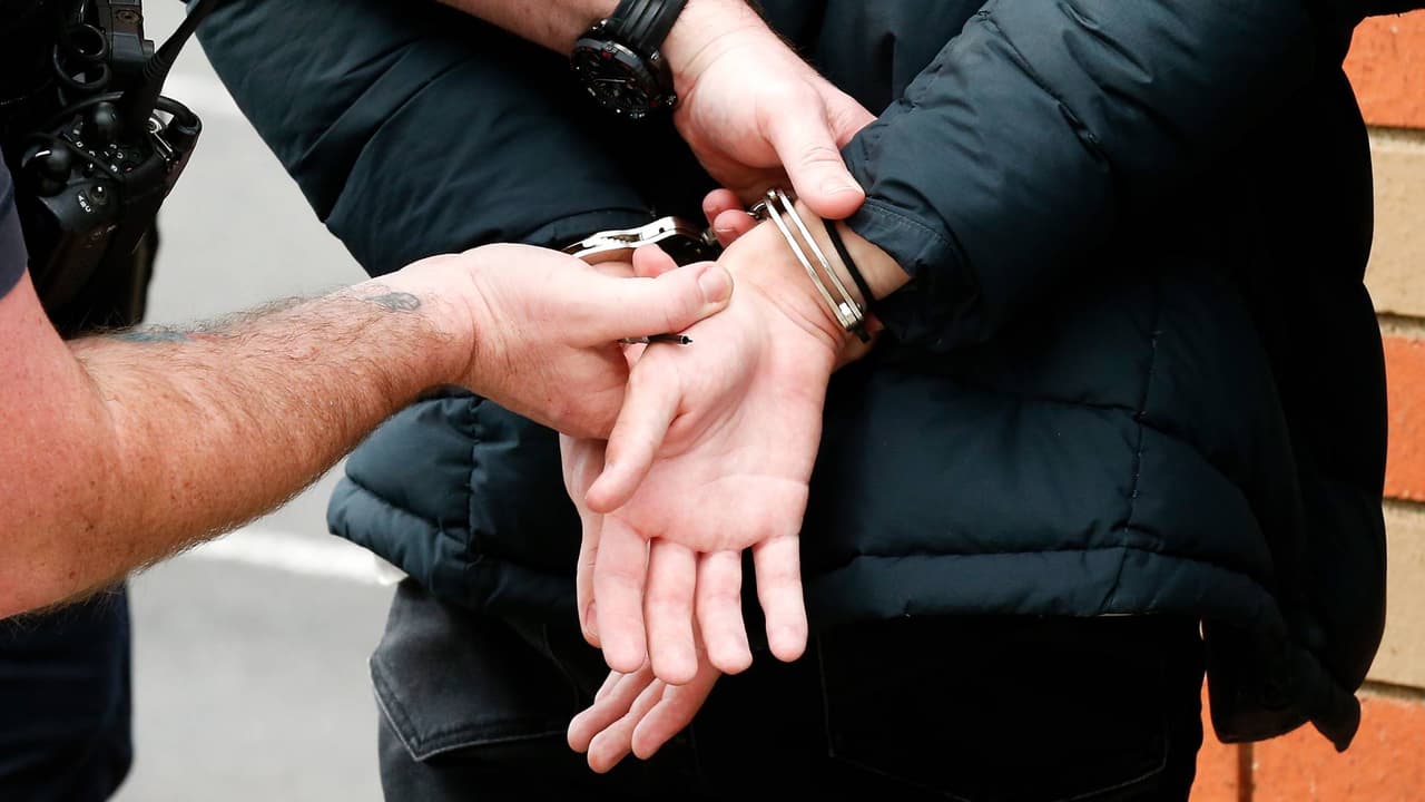 Alumno de 12 años es sospechoso de amenazar con un tiroteo en una escuela