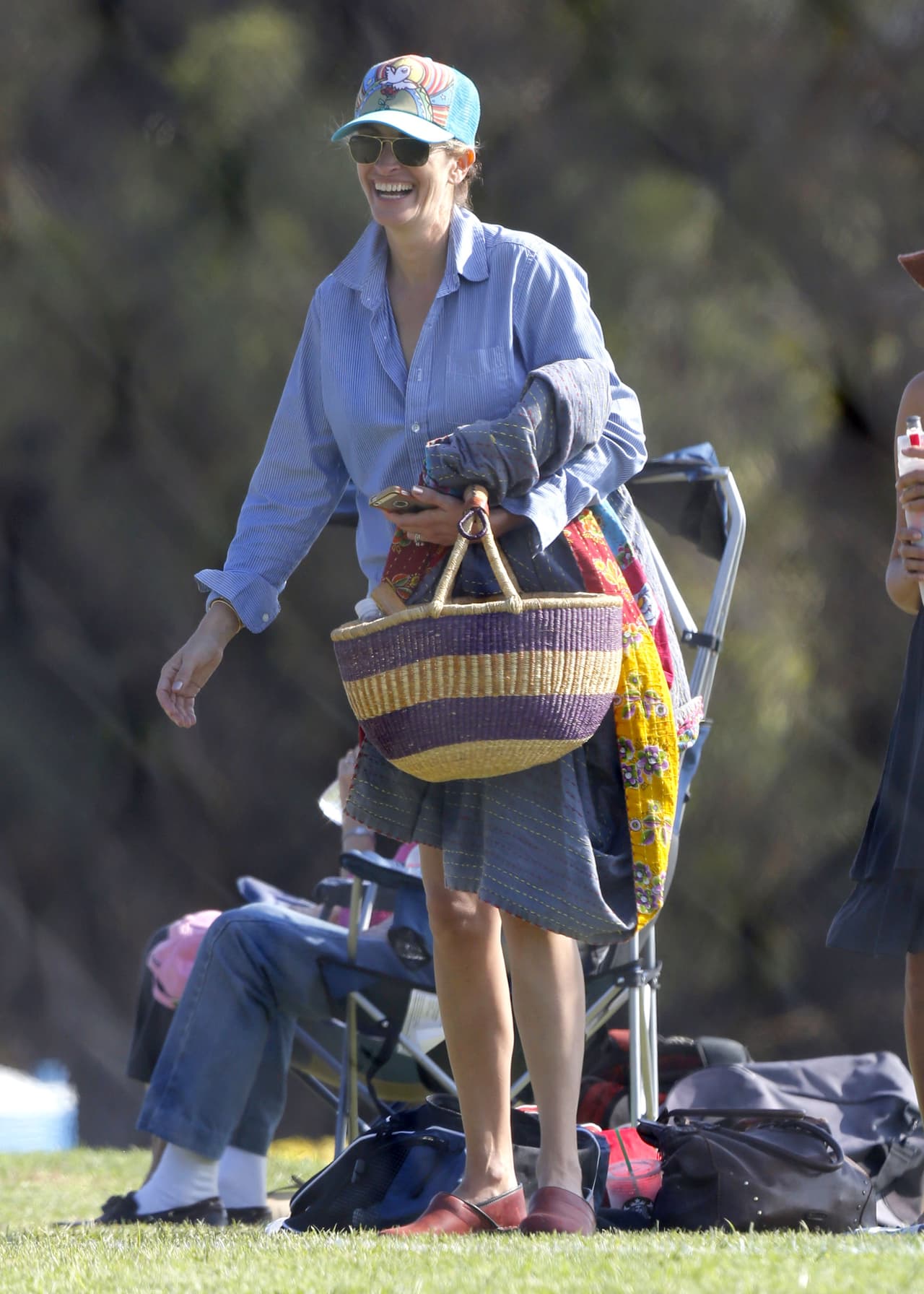 La actriz disfruta de una linda tarde en familia viendo a su hijo jugar.