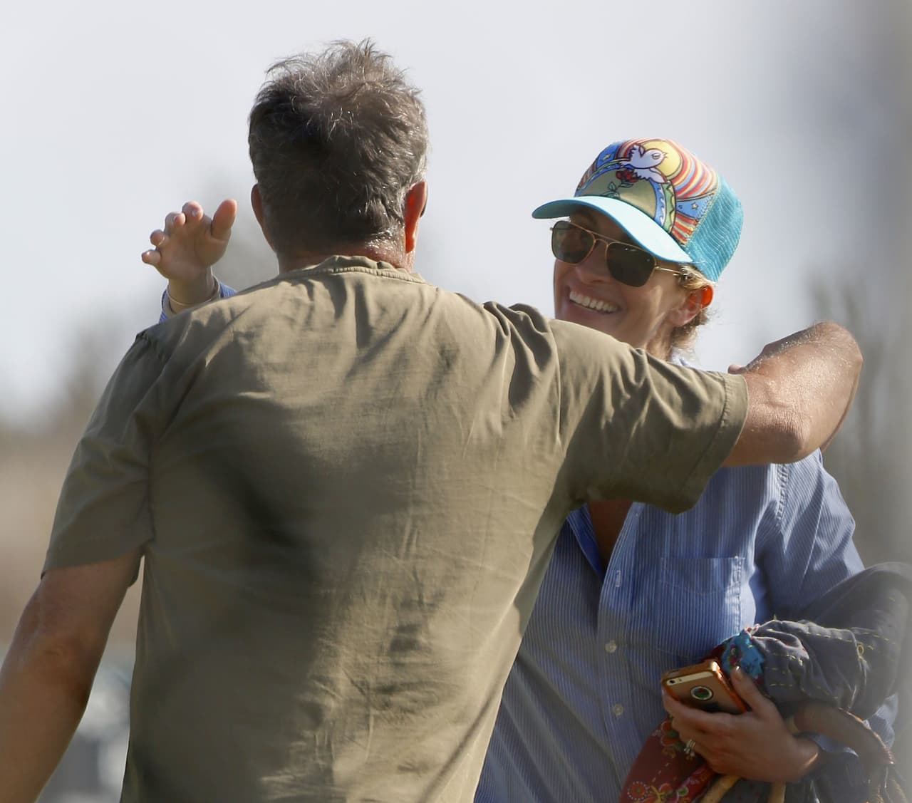 Saludó a otras personas en el lugar.