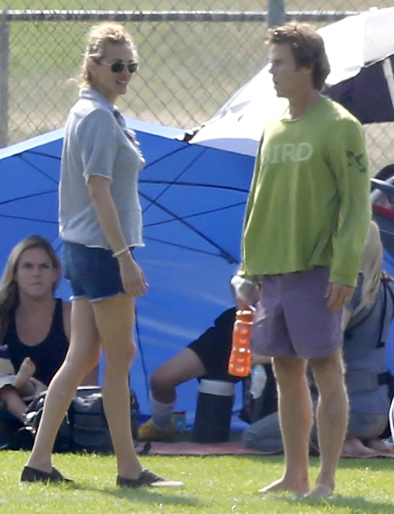 Julia y Danny viendo el partido.