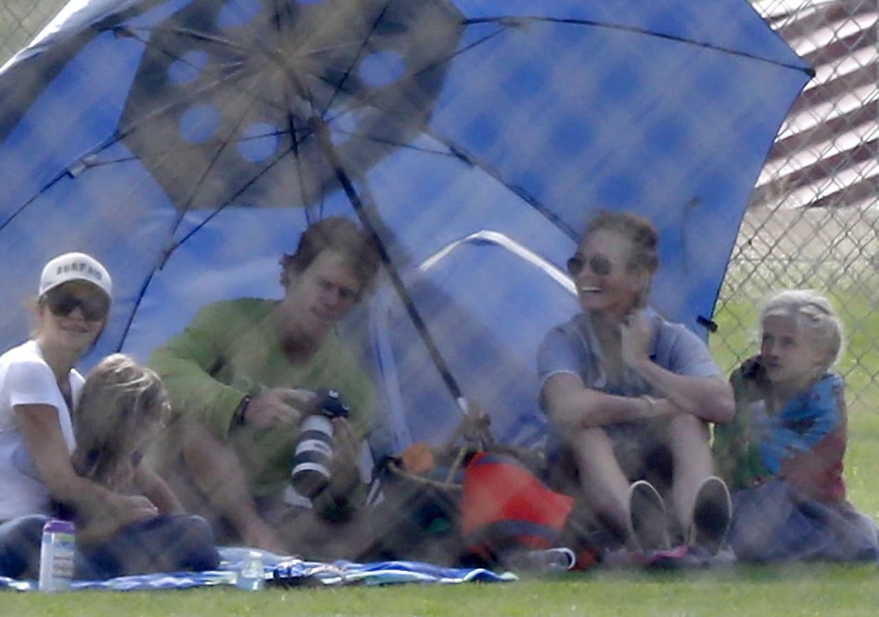 La actriz disfruta de una linda tarde en familia viendo a su hijo jugar.