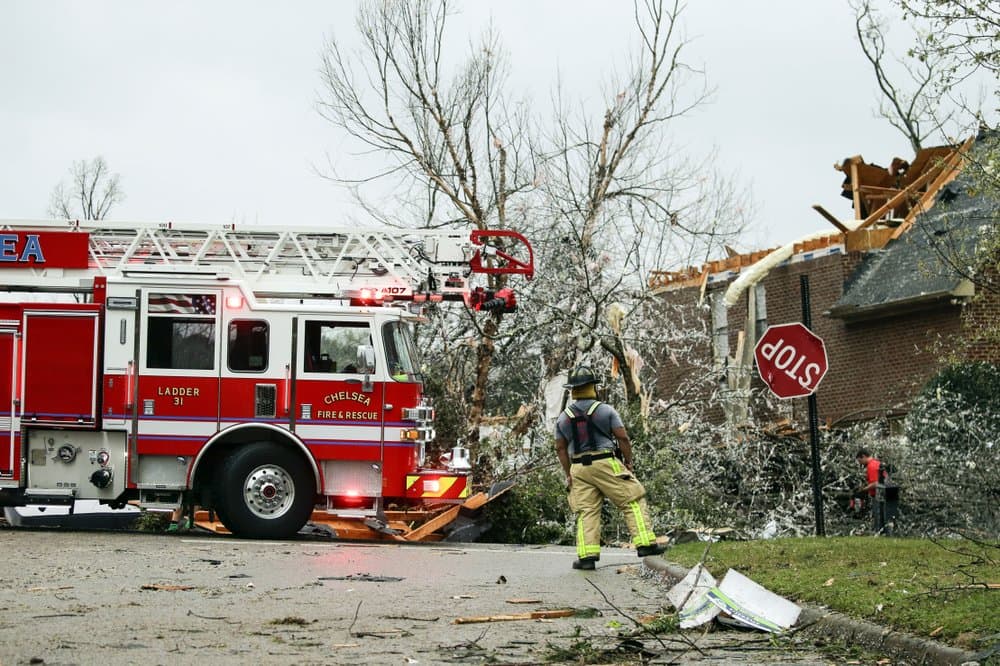 Las llamadas a los bomberos y la policía no pararon de llegar durante el paso del tornado por Alabama. Bomberos inspeccionan una de las viviendas en el sur de Birmingham.