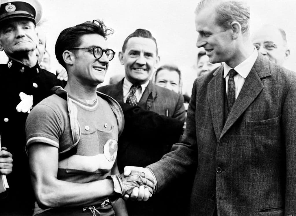 <b>Presencia en actos.</b> Su papel en la monarquía británica ha sido ceremonial, en la imagen felicita a un deportista durante los Juegos Olímpicos de Verano de 1948.