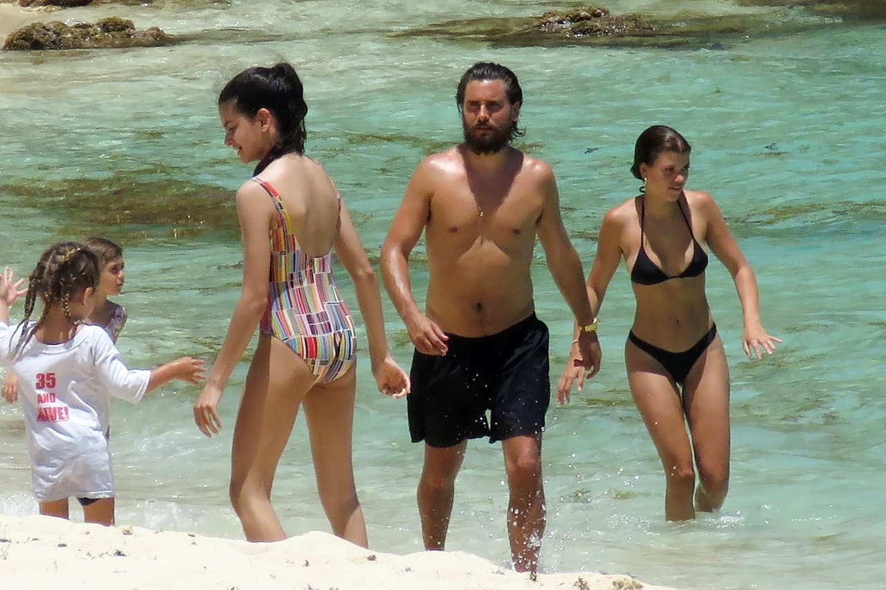 Hace una semana, el dúo se dejó ver en una playa en St. Barts junto a los pequeños 
<b>Mason</b> (9), 
<b>Penélope</b> (5) y 
<b>Reign</b> (3), hijos de la mayor de las Kardashian con Disick.