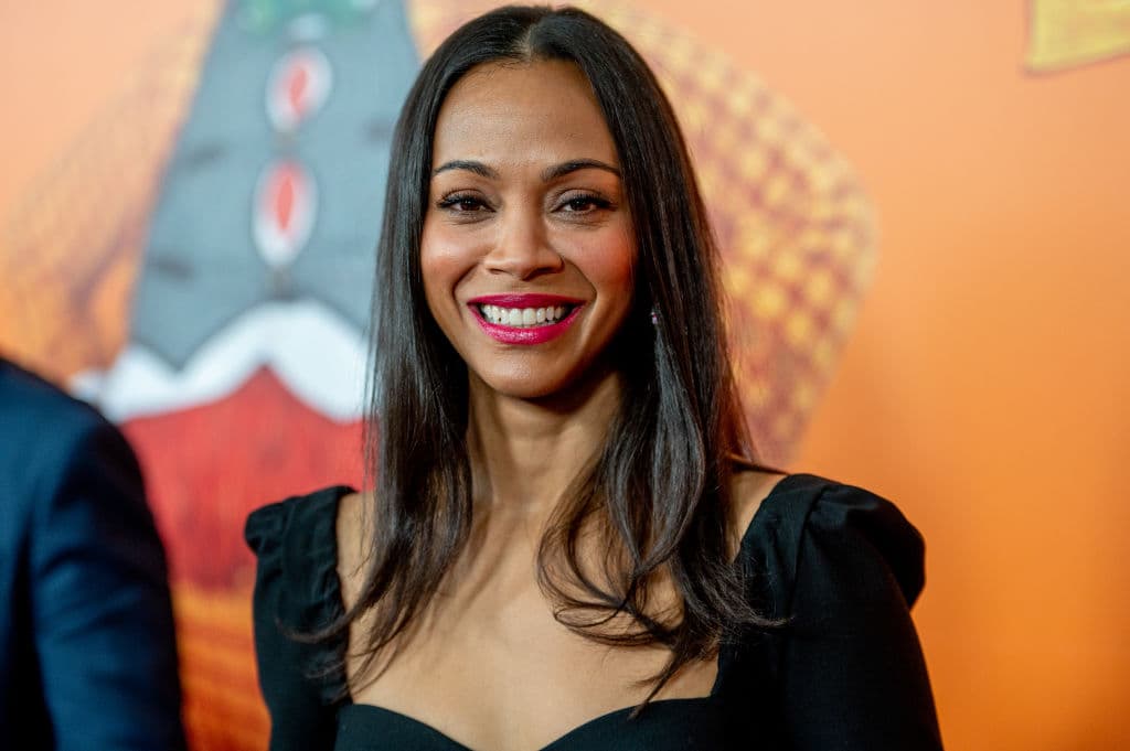 <b>Zoe Saldaña </b>
<br>
<a href="https://www.univision.com/deportes/estas-son-consideradas-como-las-mejores-actuaciones-de-zoe-saldana-fotos">La actriz dominico-estadounidense</a> es mundialmente reconocida por su papel de Gamora en el Universo Cinematográfico de Marvel.