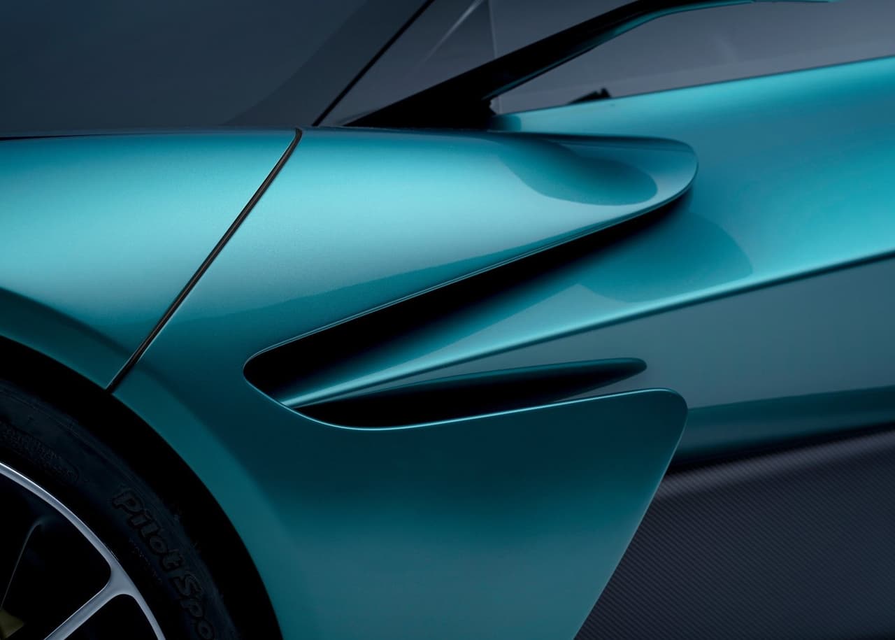 También juega un papel importante su aerodinámica gracias a su diseño fluido y los tomas de aires en ubicaciones estratégicas.