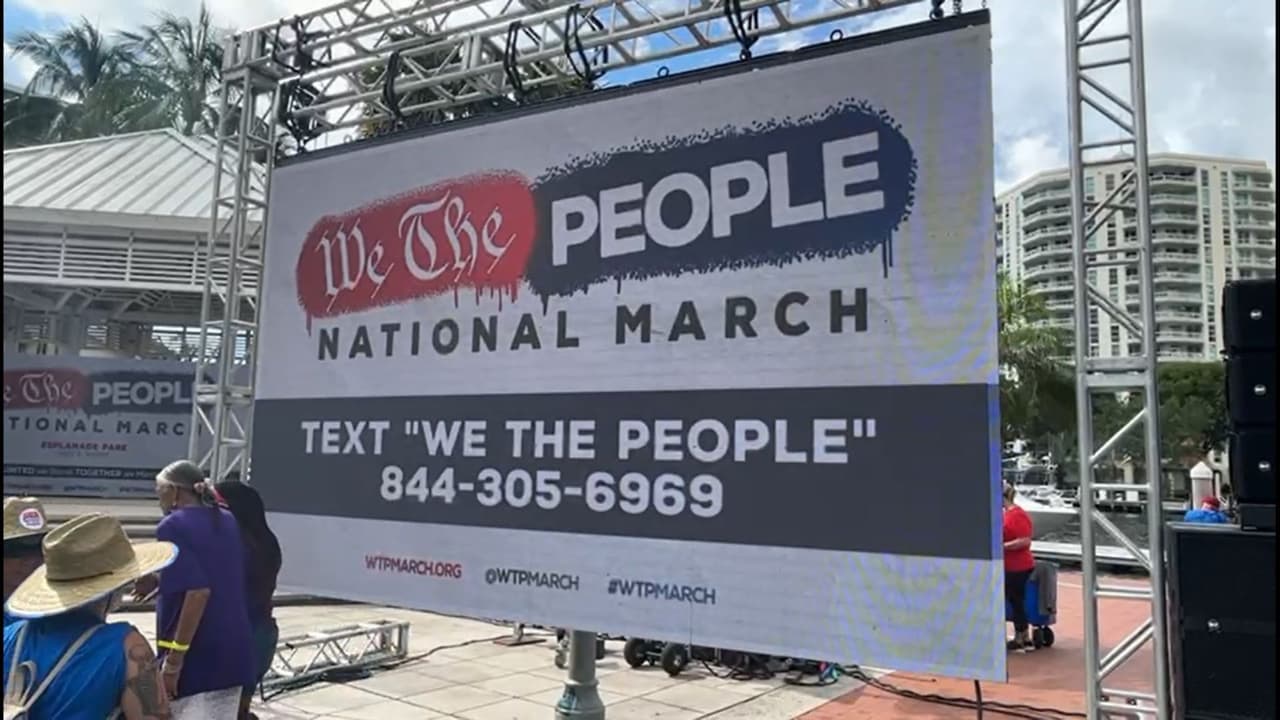 Miembros de la comunidad judía, activistas en pro de la justicia social, organizaciones afrodescendientes, de mujeres, comunidad LGBTQ+ y a favor del control de armas, se reunieron el 2 de julio para marchar en contra de las llamadas "legislaciones de odio" recientemente aprobadas en Florida.