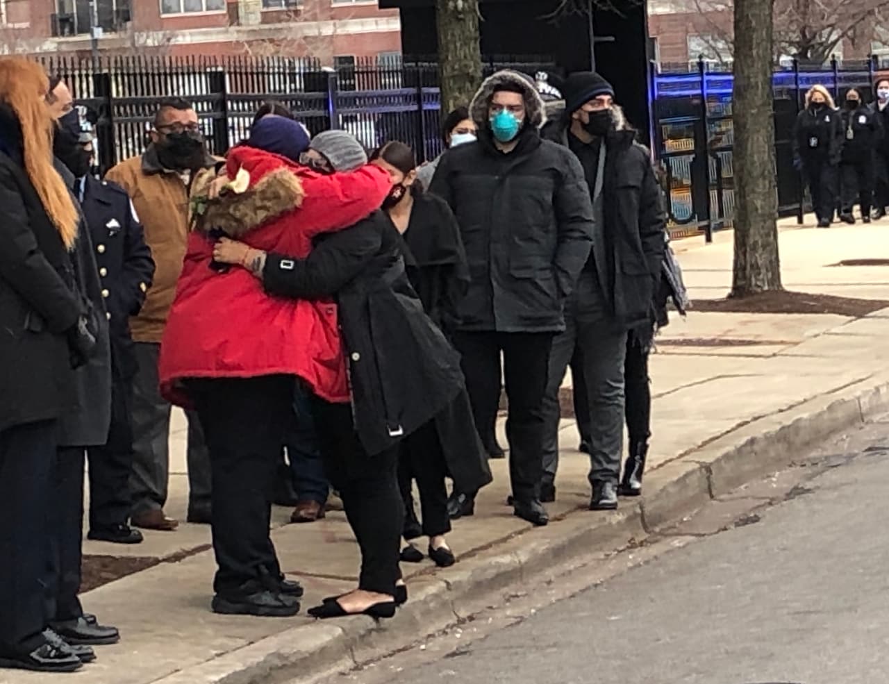 Guadalupe López, un empleado de los servicios de emergencia de Chicago , murió el 16 de noviembre por coronavirus. Este lunes 30 de noviembre, sus compañeros de la Oficina de Manejo y Comunicaciones de Emergencias (OEMC) le rindieron un homenaje mediante una procesión y unos minutos de silencio.