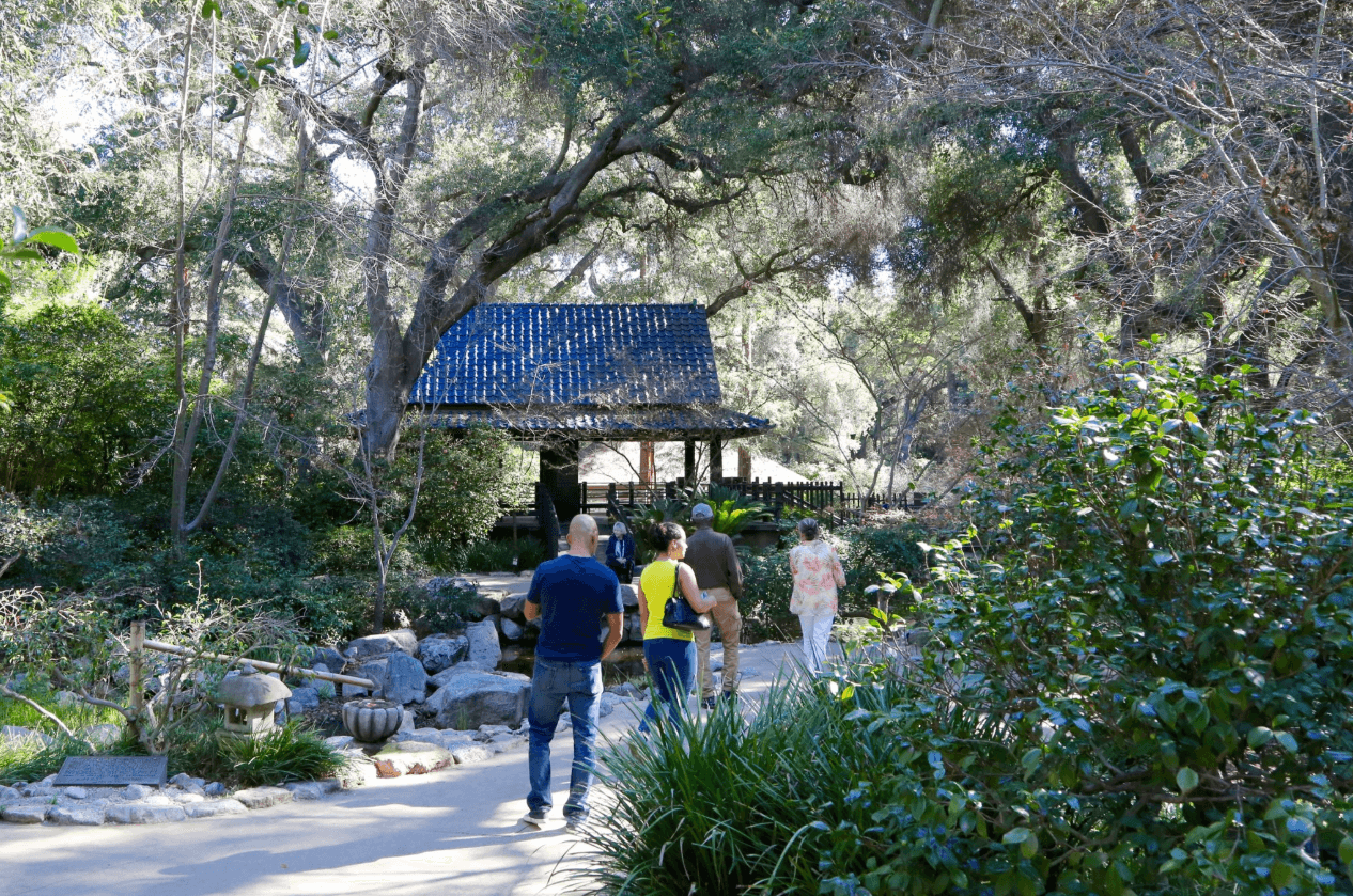El 
<b>Descanso Gardens</b> es un jardín botánico de más de 80 hectáreas situado en La Cañada es internacionalmente conocido como la sede de la colección más grande de la camelia en los Estados Unidos.
