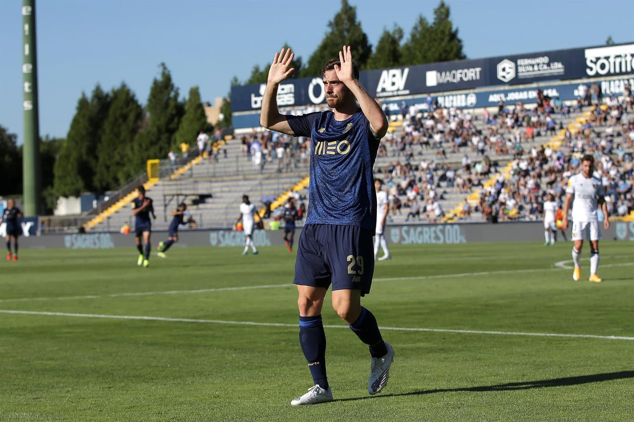Porto se lleva la victoria ante el Famalicao 2-1 durante la segunda Jornada de la Primeira Liga. Toni Martínez le dio la victoria a los 'Dragones Azules', pues anotó dos goles contra uno de Riccieli Eduardo da Silva Junior. 'Tecatito' Corona no tuvo participación en el encuentro.