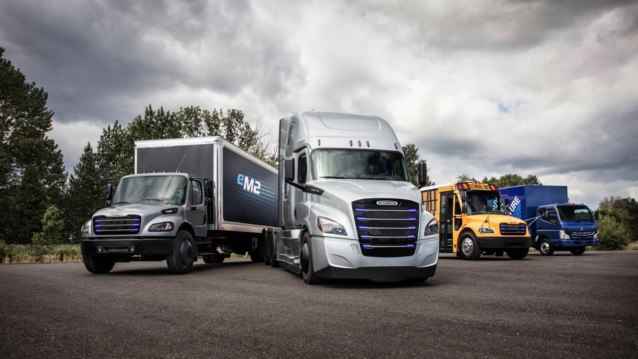 Daimler Trucks präsentiert zwei Elektro-Lkw für die USA Daimler Trucks presents two new electric trucks for the U.S. market