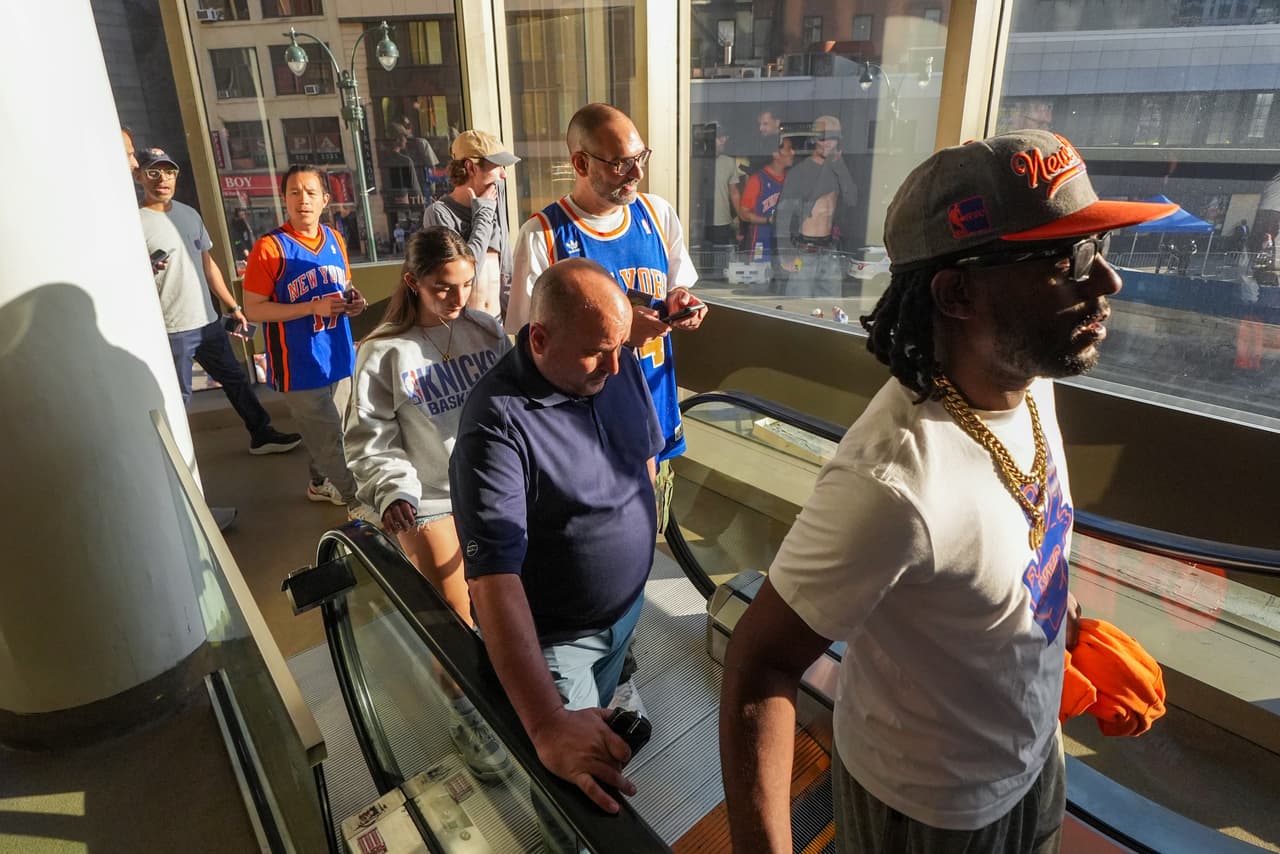 Aficionados llegan antes del tercer partido de la serie de las Finales de la NBA entre los San Antonio Spurs y los New York Knicks, el lunes 8 de junio de 2026, en Nueva York.
