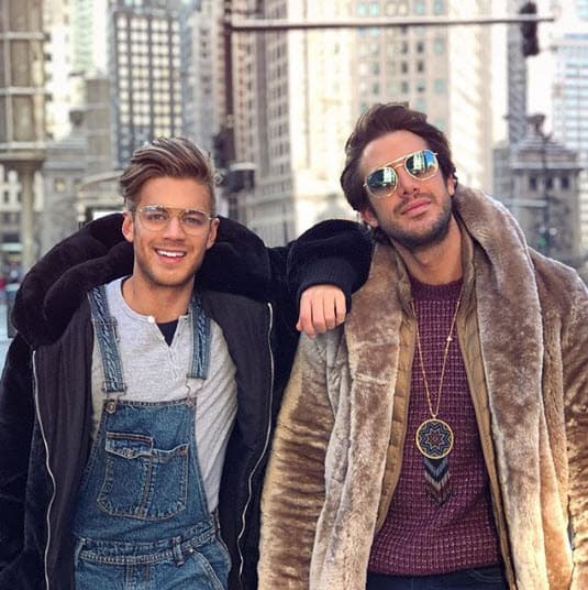 Ambos aprovechan su tiempo libre para viajar juntos.