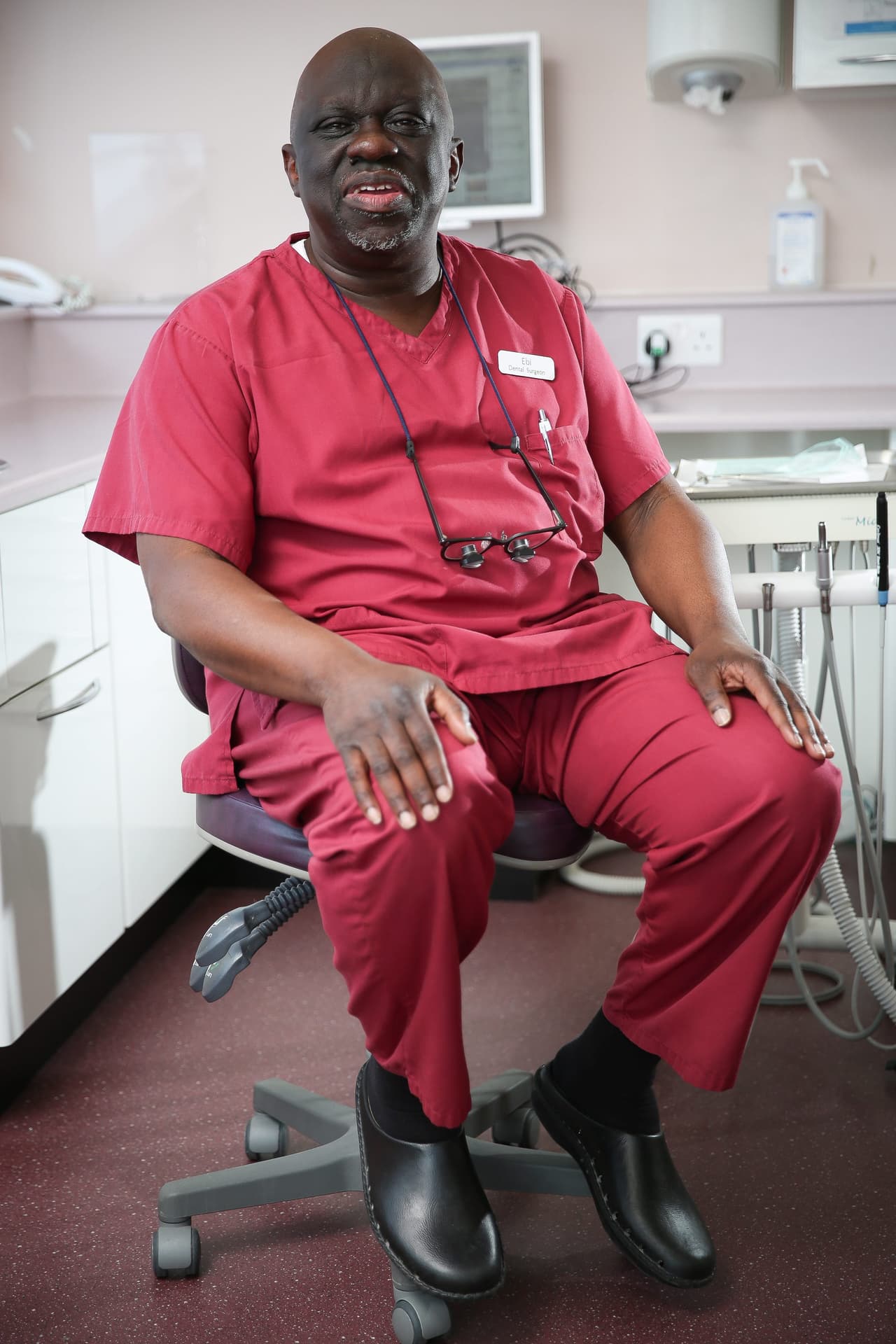 Se ha hecho famoso por su habilidad para calmar a sus pacientes al cantar famosas canciones.