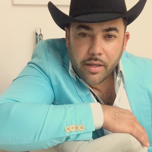 Es por eso que el sombrero es uno de sus accesorios básicos.