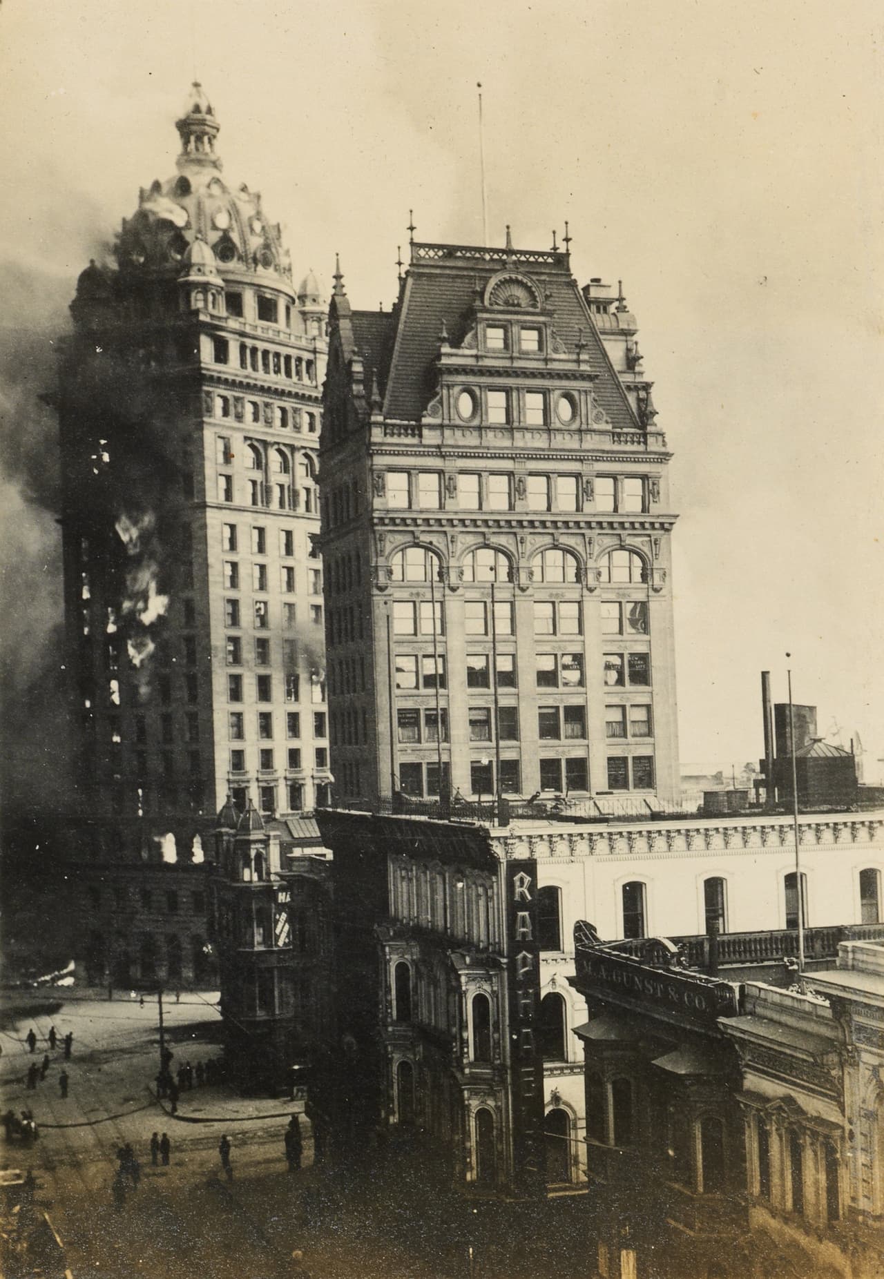 Los fuegos ardieron fuera de control por al menos tres días y destrozaron edificios en el centro de la ciudad y hogares en las zonas residenciales.