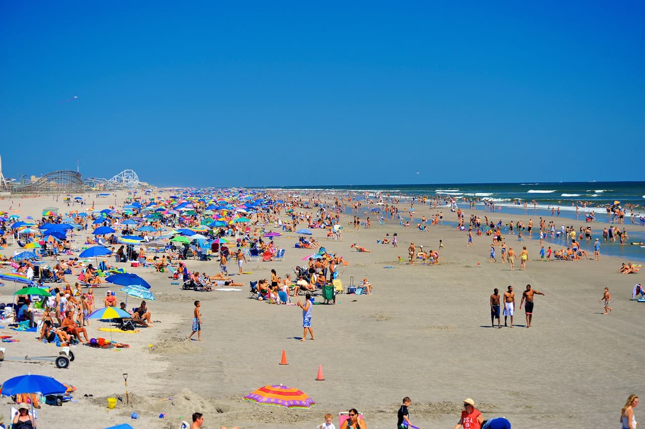 <b>Wildwood</b> es una ciudad turística en la costa de Nueva Jersey. Se encuentra en una isla conocida por sus amplias playas de arena, repletas de restaurantes, tiendas, parques acuáticos y emocionantes paseos.