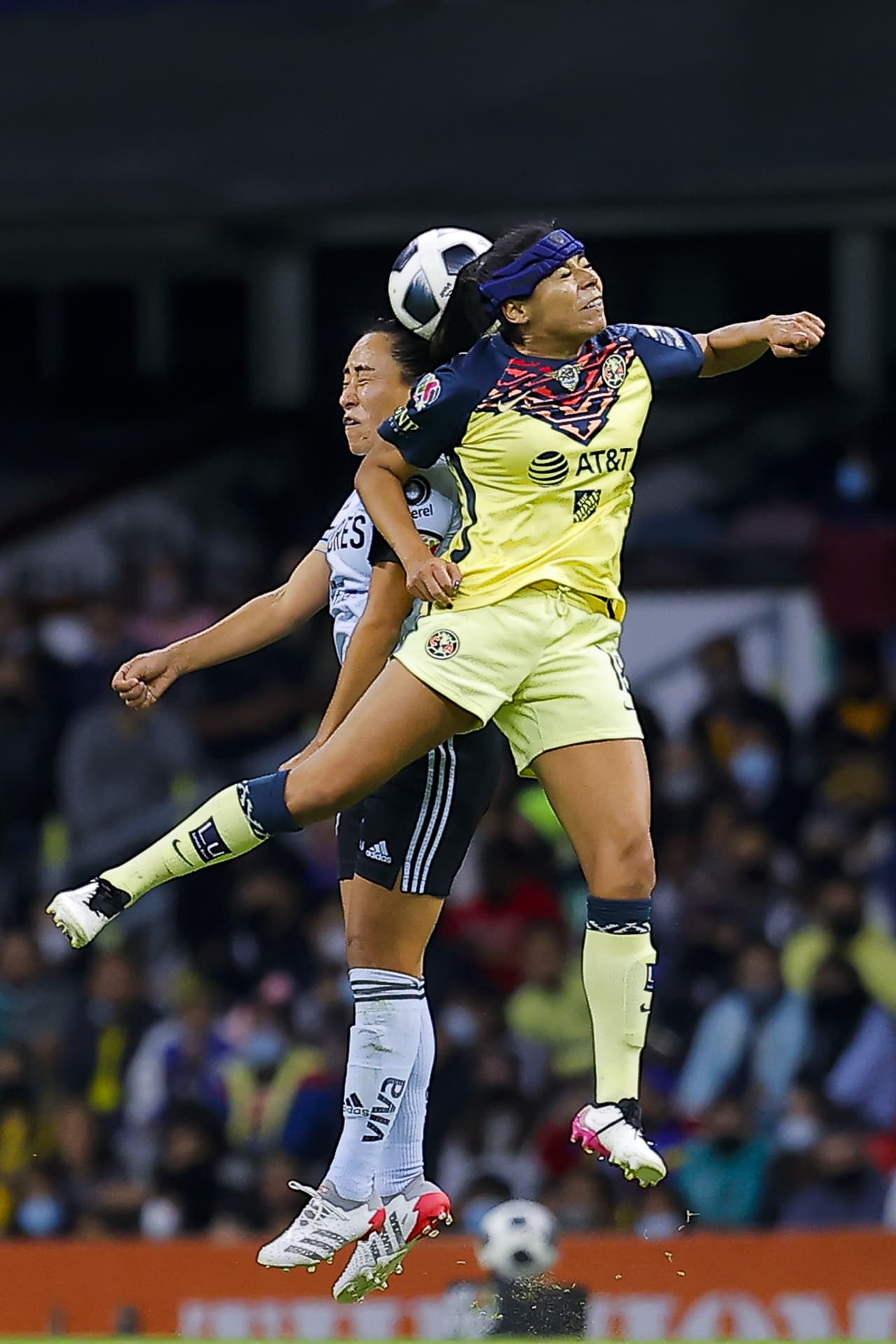 Los papeles se invirtieron a partir del minuto 20 con el dominio de Tigres, que acarició el travesaño y puso nerviosas a las locales durante el resto de la primera parte.