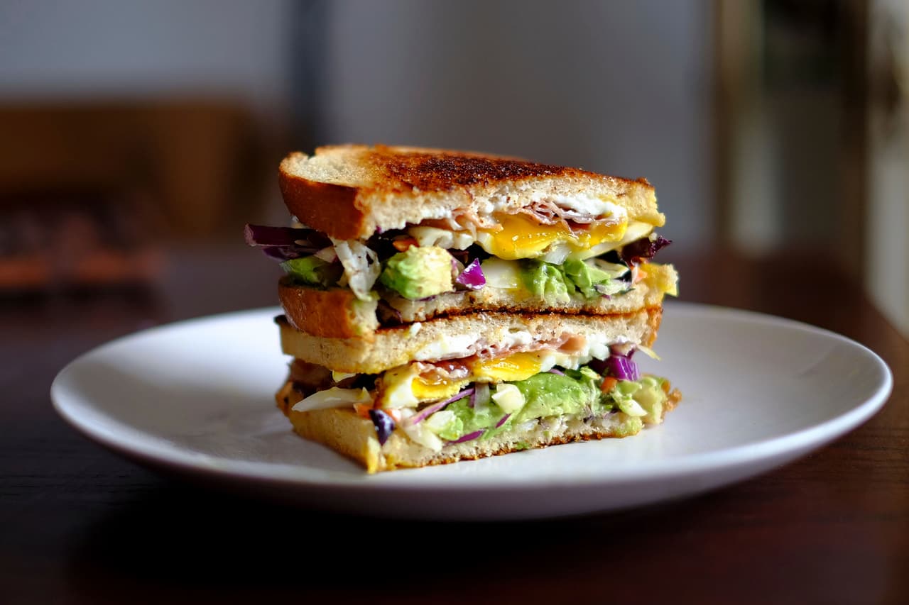 <b>Sándwich de huevo: </b>pochado o frito, con un poco de col morada, aguacate y, según el apetito y preferencia, una rebanada de tocino o jamón. Para esta combinación te recomendamos no prescindir de la mayonesa.