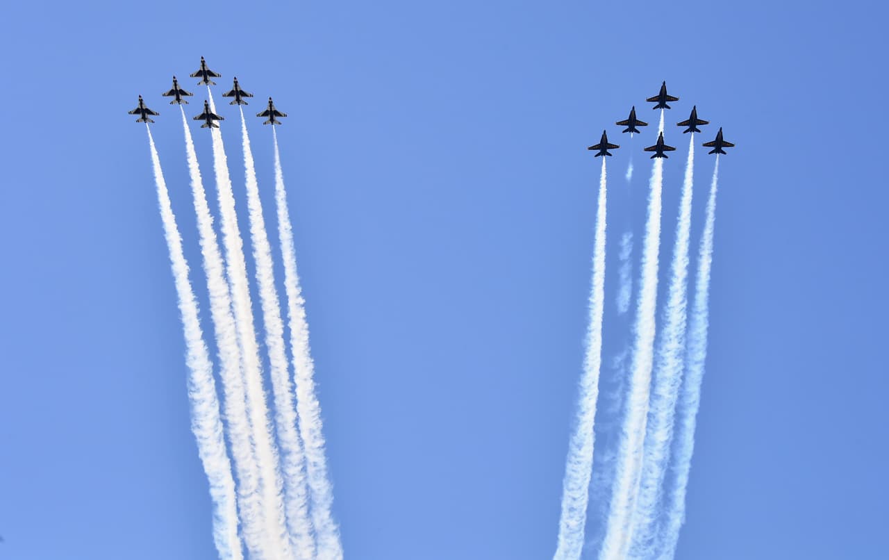 Los residentes pudieron ver los seis F-18C/D Hornets de los Blue Angels y los seis los F-16C/D Fighting Falcons de los Thunderbirds volando en formación.