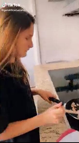 Algunos famosos que tienen hijos han compartido su experiencia de cómo mantener activos a los niños durante esta cuarentena. Por ejemplo, la actriz Geraldine Bazán compartió que su hija 
<b><a href="https://www.univision.com/famosos/mientras-algunos-sufren-con-la-cuarentena-geraldine-bazan-presume-que-su-hija-de-11-anos-le-cocina-a-su-hermana-video" target="_blank">Elissa ahora incluso le prepara el desayuno</a></b> a su hermana menor, Miranda: "Las maravillas de la cuarentena", djo la actriz.
<br>