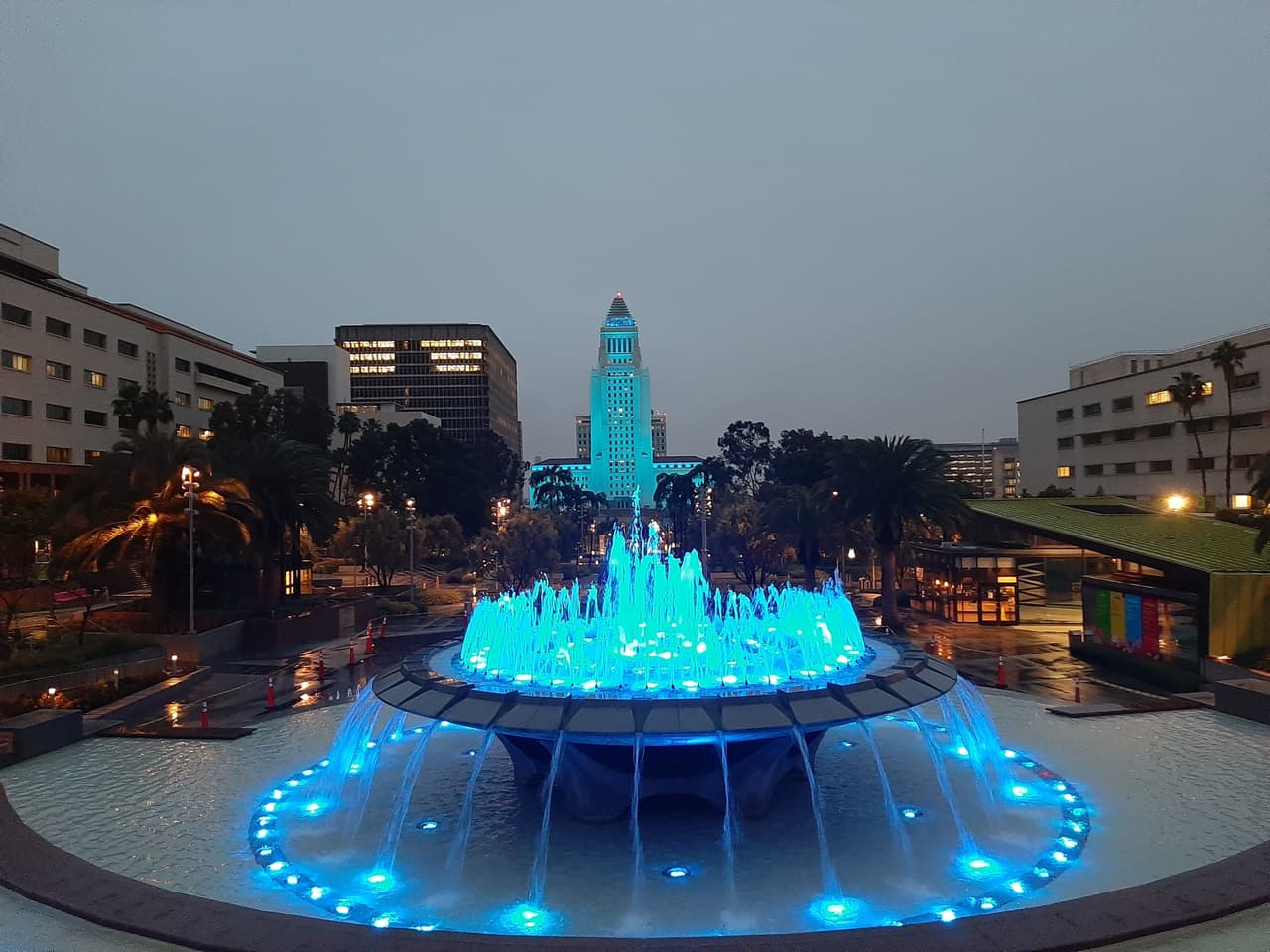 Muchos de los emblemáticos edificios de la ciudad que tiene a casi todos sus residentes aislados estaban iluminados en color azul.