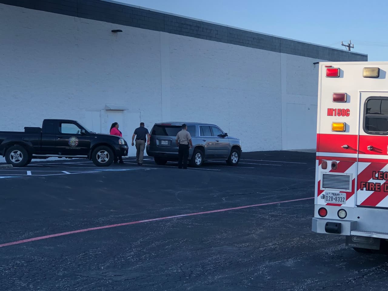 Autoridades de Leon Valley informan sobre sospechoso armado en la calle Bandera y Huebner

