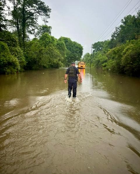 Los meteorólogos de Univision 45 pronosticaron que
<b>las lluvias seguirán en el condado Harris al menos hasta el domingo. </b>